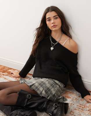 Miss Selfridge - Pull asymétrique ample à épaule dénudée en maille confortable - Noir - view 1