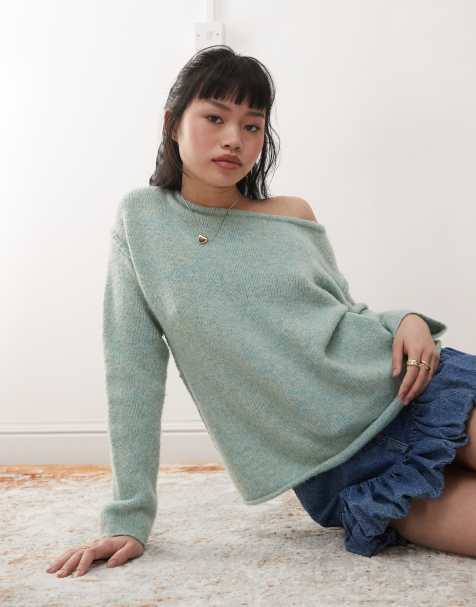 Miss Selfridge - Pull asymétrique ample à épaule dénudée en maille confortable - Vert pâle - view 1