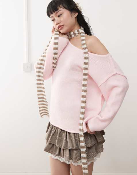 Miss Selfridge - Pull asymétrique en maille douce avec épaule dénudée - Rose - view 1