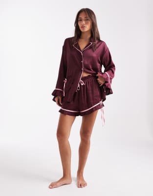 Miss Selfridge - Pyjama-Set aus Satin in Feigenlila mit Shorts