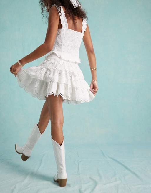 Miss Selfridge - Rara - Lagdelt mininederdel med broderier i hvid, 2 af 5