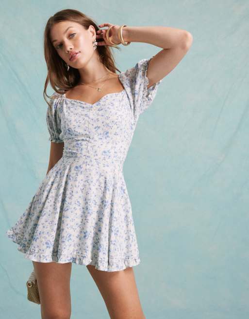 Miss Selfridge - Rara - Playsuit med sløjfe på ryggen og blåt blomstermønster i dobbeltlag