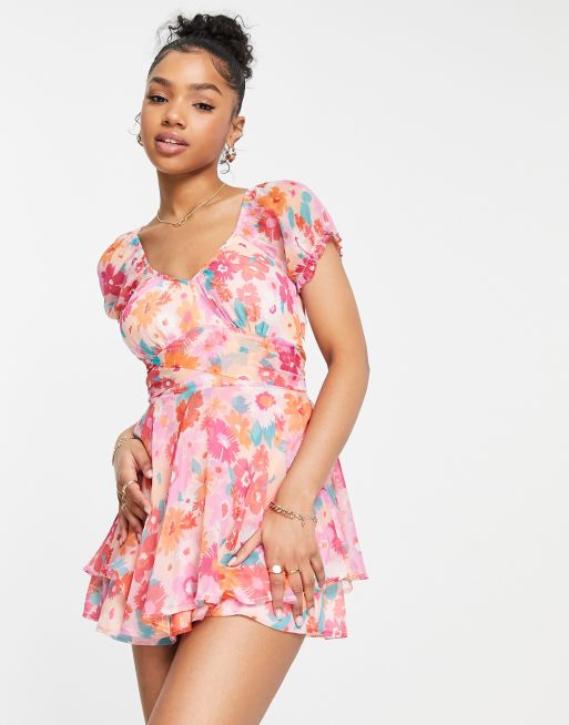 Miss Selfridge - Rara - Tuta corta con fiocco sul retro in chiffon con stampa a fiori 