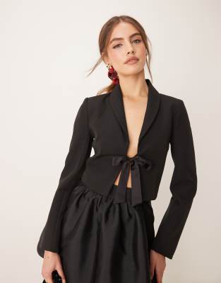 ribbon detail cropped blazer in black