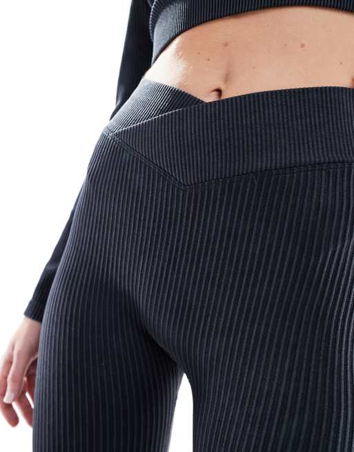Miss Selfridge - Ribstrikkede sømløse leggings med V-front i koksgrå vask - Del af sæt, 4 af 5