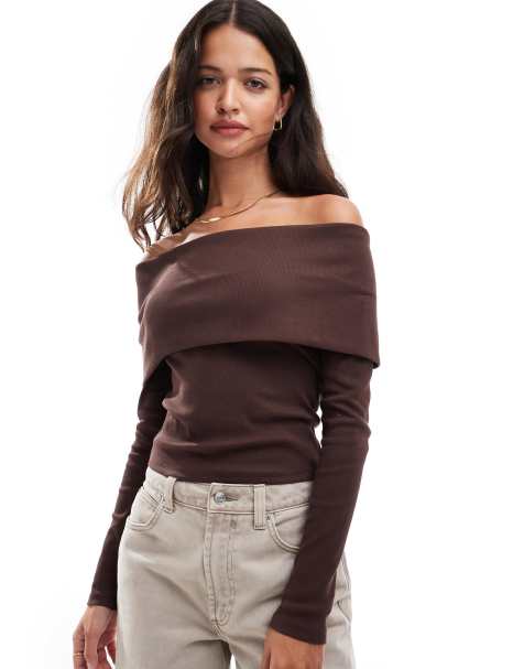 Miss Selfridge - Ribstrikket bardot-top med bred foldekant i chokoladebrun - view 1
