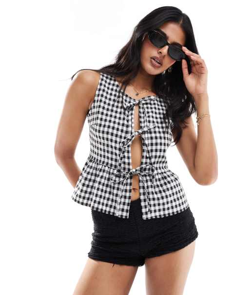 Miss Selfridge - Ærmeløs top i poplin med bindefront og sort gingham-tern - view 1