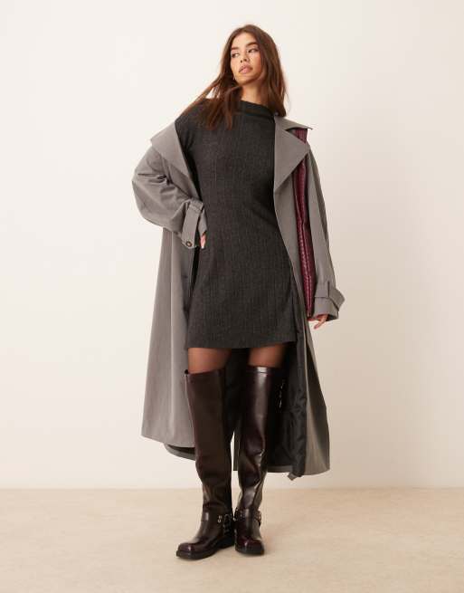 Miss Selfridge - Robe ajustée puis évasée en maille côtelée épaisse effet brossé avec col montant, 2 de 4