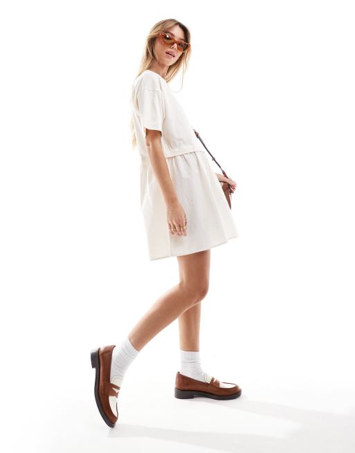 Miss Selfridge - Robe babydoll courte en popeline avec t-shirt à manches courtes effet superposé - Écru