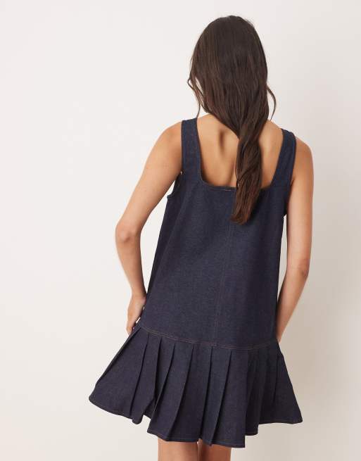Miss Selfridge - Robe chasuble plissée en denim avec taille basse - Indigo, 4 de 4