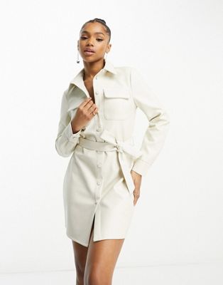 Miss Selfridge - Robe chemise courte en imitation cuir avec bords à strass - Crème | ASOS