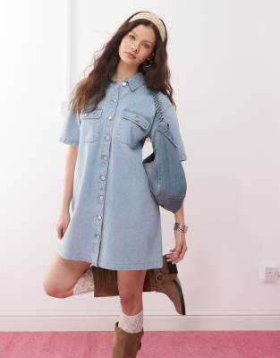 Miss Selfridge - Robe chemise oversize en jean à manches courtes - Bleu délavé