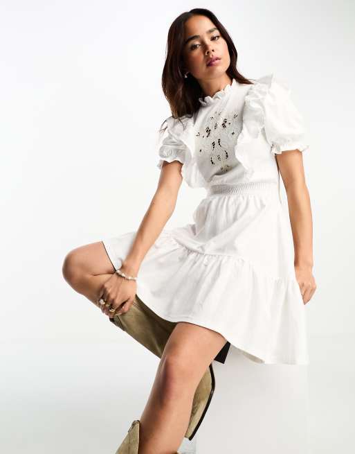 Miss Selfridge - Robe courte à volants étagés avec manches bouffantes et détails ajourés - Blanc 