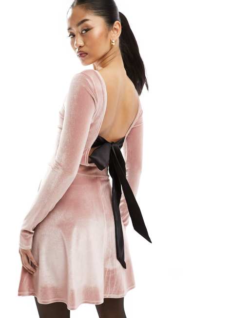 Miss Selfridge - Robe courte ajustée et évasée effet velours avec dos échancré et nœud - Rose cendré