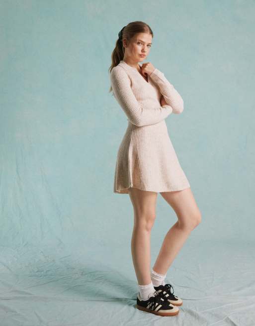 Miss Selfridge - Robe courte en maille à volants avec col - Grège