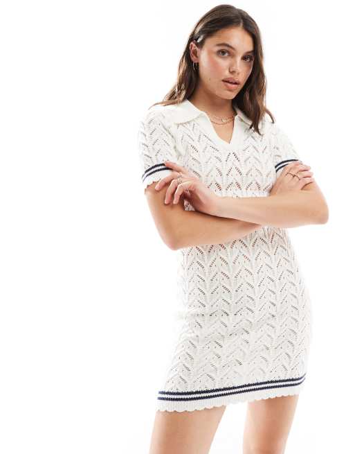 Miss Selfridge - Robe courte en maille crochetée avec col polo contrastant - Crème