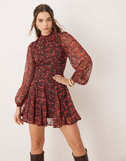 Miss Selfridge - Robe courte en mousseline imprimé fleuri avec jupe à godets et encolure froncée