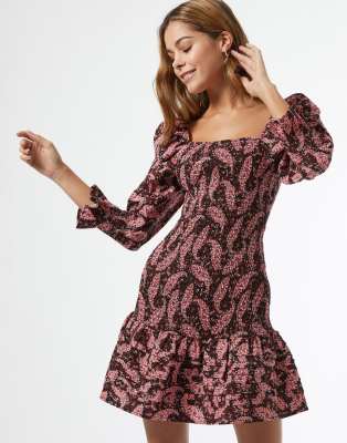 Miss Selfridge - Robe courte froncée motif cachemire - Rose