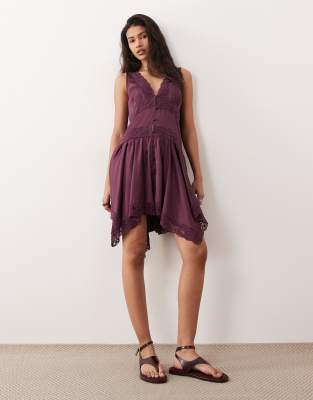 Miss Selfridge - Robe courte style bohème en satin avec ourlet mouchoir et empiècements en dentelle - Figue-Violet