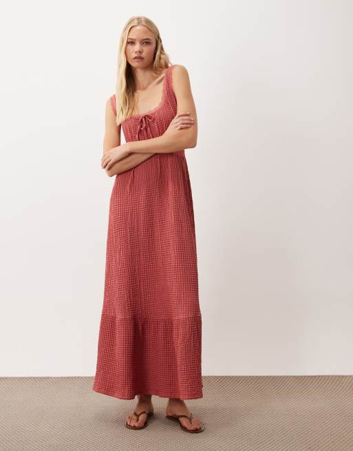 Miss Selfridge robe longue à détails smockés couleur framboise, 2 de 4