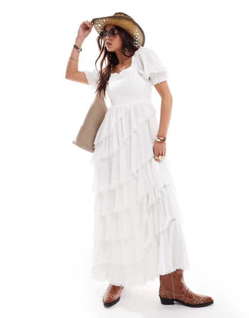 Miss Selfridge - Robe longue et texturée à volants étagés avec ourlet asymétrique - Blanc
