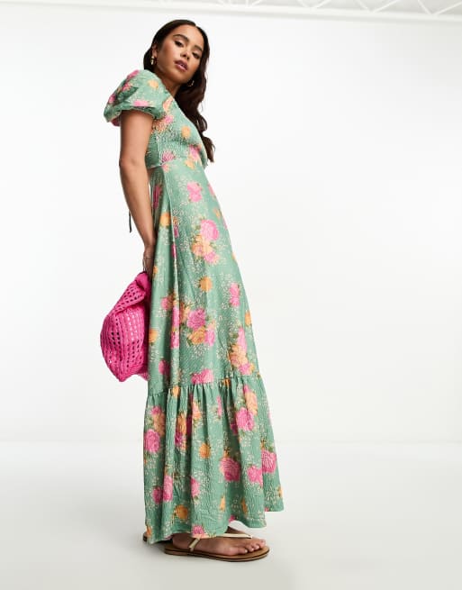 Miss Selfridge - Robe longue froncée à manches courtes bouffantes et liens dans le dos - Vert fleuri