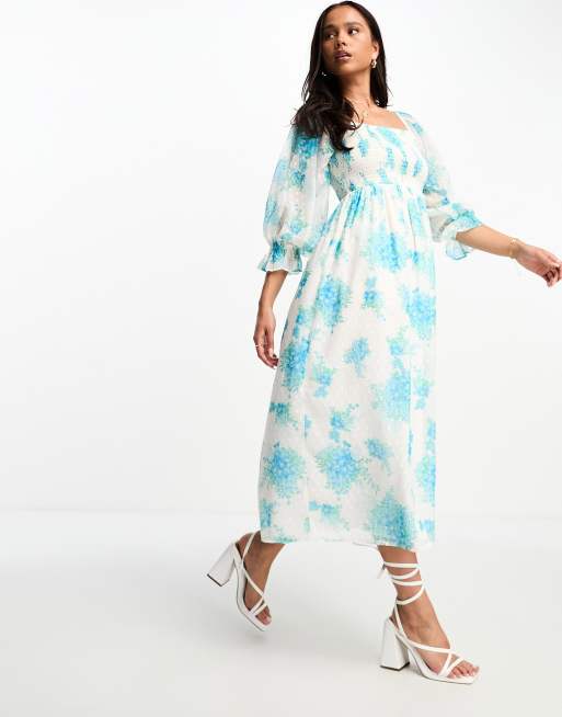 Miss Selfridge - Robe mi-longue froncée en mousseline effet plumetis à fleurs - Bleu 