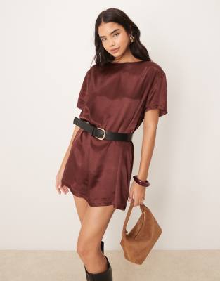 Miss Selfridge - Robe t-shirt courte oversize en satin - Chocolat-Marron