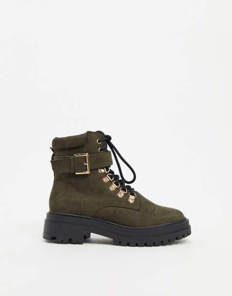 Miss Selfridge – Robuste Stiefel mit goldenen Schnallen in Khaki