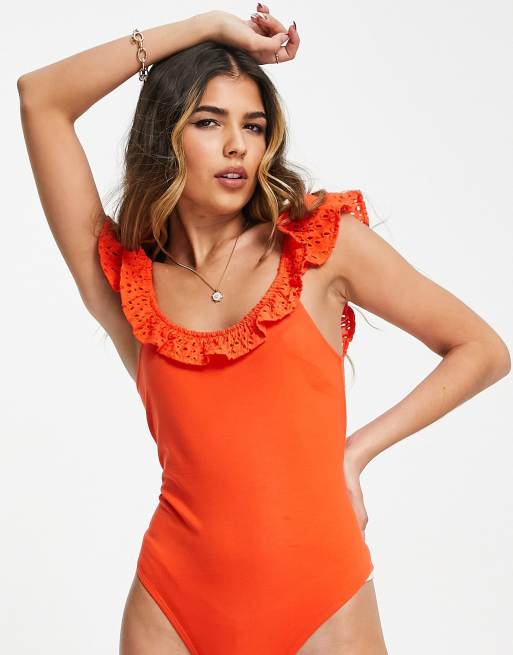 Miss Selfridge – Röd body med volang i broderie anglaise, 3 av 4