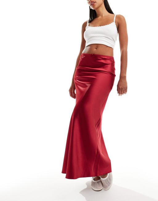 Miss Selfridge – Röd, diagonalskuren maxikjol i satin