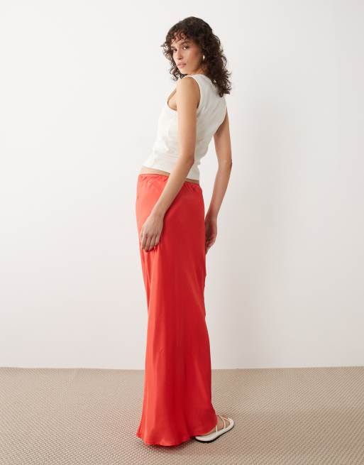 Miss Selfridge – Röd, diagonalskuren maxikjol i satin, 2 av 5
