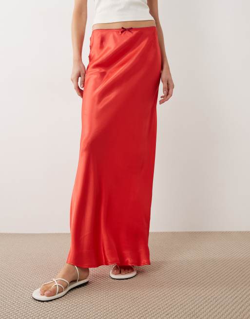 Miss Selfridge – Röd, diagonalskuren maxikjol i satin, 3 av 5