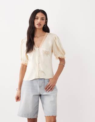 Miss Selfridge - Romantik-Oberteil aus Satin in Cremeweiß mit Spitzenbesatz