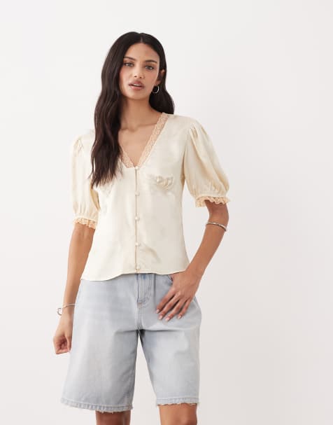 Miss Selfridge – Romantik-Oberteil aus Satin in Cremeweiß mit Spitzenbesatz - view 1