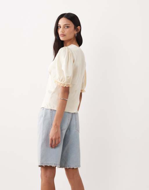 Miss Selfridge – Romantik-Oberteil aus Satin in Cremeweiß mit Spitzenbesatz, 4 von 4