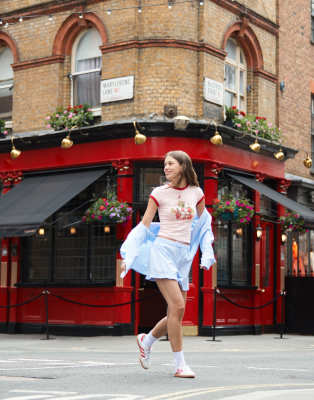 Miss Selfridge – Rosa t-shirt med 'sweet as a berry'-tryck och kantrand - view 1