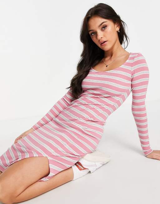 Miss Selfridge – Różowa prążkowana sukienka midi w paski