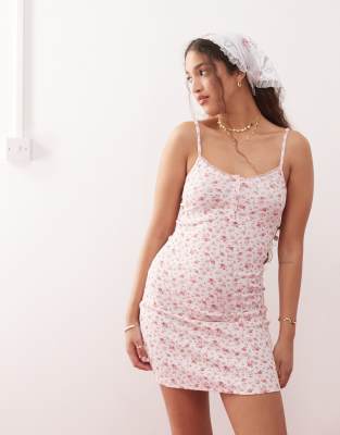 Miss Selfridge – Różowa sukienka mini w drobny kwiatowy wzór z zapięciem na guziki - view 1