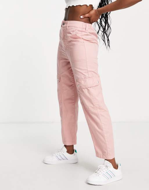 Miss Selfridge – Różowe bojówki z kieszeniami po bokach