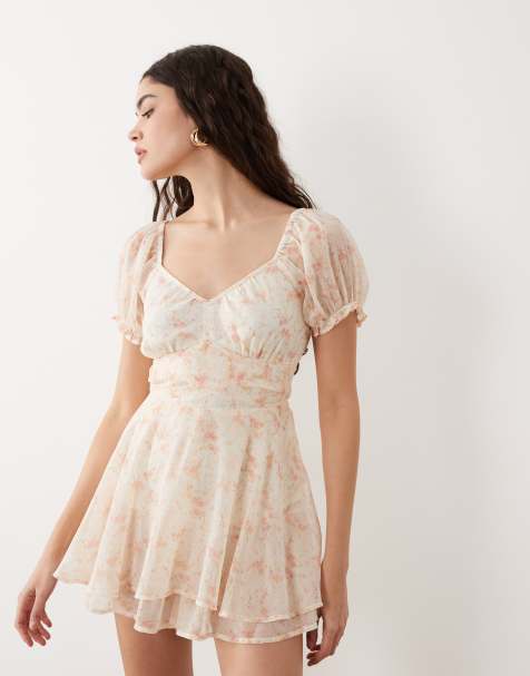 Miss Selfridge – Różowy szyfonowy krótki kombinezon mini w różyczki z falbanką - view 1