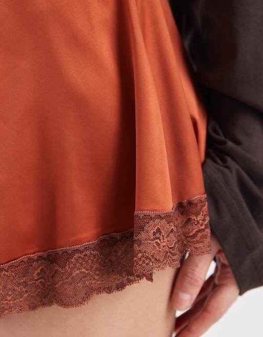Miss Selfridge - Rustrøde hotpants i satin med blondekant, 3 af 5