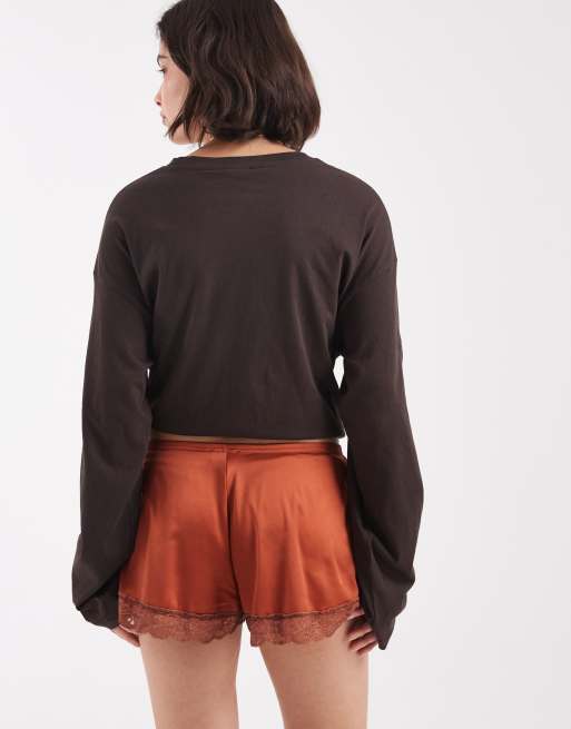 Miss Selfridge - Rustrøde hotpants i satin med blondekant, 4 af 5
