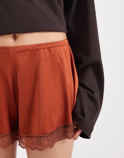 Miss Selfridge - Rustrøde hotpants i satin med blondekant, 5 af 5