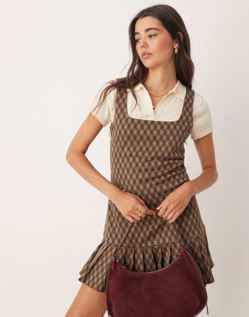 Miss Selfridge – Rutig förklädesklänning med sänkt midja och plisserad fåll, 2 av 4