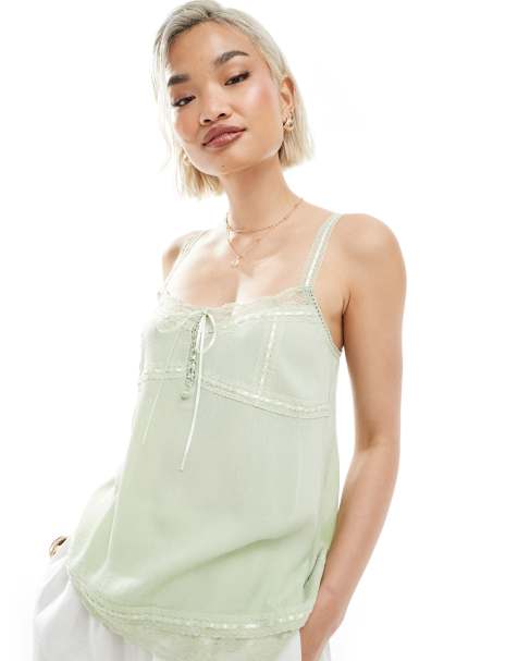 Miss Selfridge – Salviagrön topp i tunn väv med spetskant - view 1