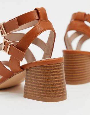 sandali color cuoio tacco medio