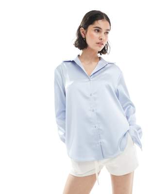 Miss Selfridge - Satin-Hemdbluse in Eisblau mit Oversize-Schnitt und Knopfleiste-Schwarz