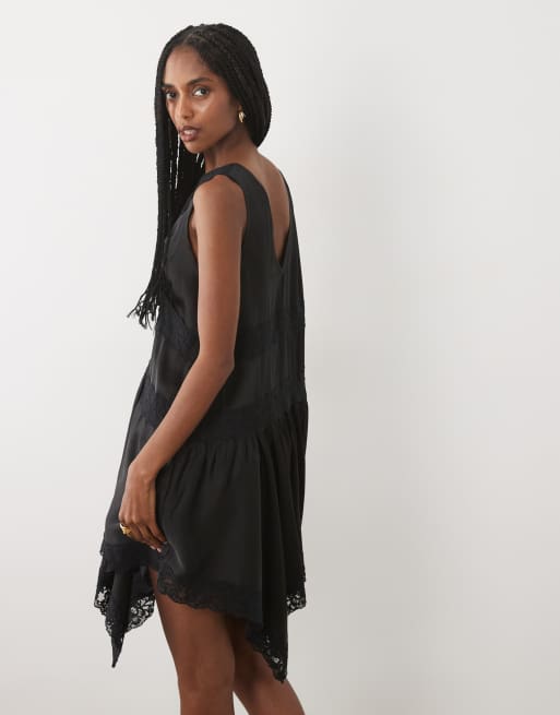 Miss Selfridge Satin-Kleid mit Spitzeneinsatz und Zipfelsaum in Schwarz, 4 von 4