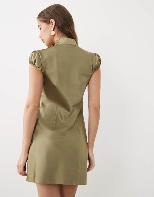 Miss Selfridge Satin-Minikleid mit Bindeband am Hals in Khaki, 4 von 4